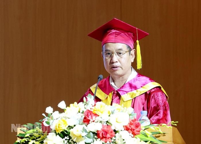 Tiến sỹ Vũ Văn Trường, Hiệu trưởng Trường Đại học Hoa Lư phát biểu chúc mừng các tân cử nhân khóa D15.