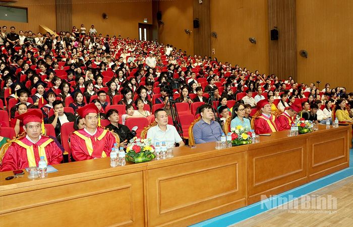 Các đại biểu dự lễ tổng kết.