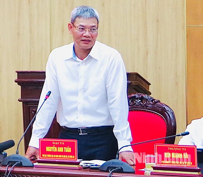 Đồng chí Đại tá Nguyễn Anh Tuấn, Phó Cục trưởng Cục An ninh chính trị nội bộ ( Bộ Công an) phát biểu tại hội nghị.
