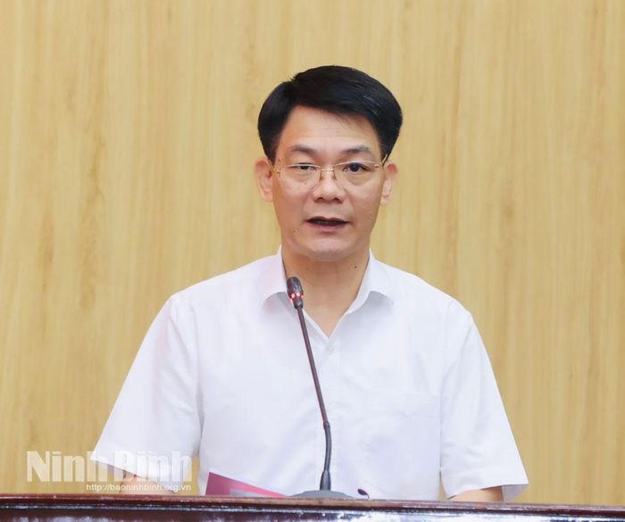 Đồng chí Nguyễn Đức Toàn, Ủy viên Ban Thường vụ Tỉnh ủy, Trưởng Ban Tuyên giáo và Dân vận Tỉnh ủy, Phó Trưởng Ban Thường trực Ban Chỉ đạo 35 Tỉnh ủy trình bày báo cáo đề dẫn.