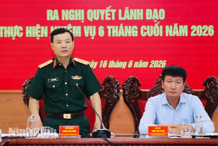 Đồng chí Trung tướng Lương Văn Kiểm, Phó Bí thư Đảng ủy, Tư lệnh Quân khu 3 phát biểu tại hội nghị.