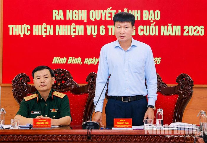 Đồng chí Trần Huy Tuấn, Ủy viên Trung ương Đảng, Bí thư Tỉnh ủy, Bí thư Đảng ủy Quân sự tỉnh phát biểu kết luận hội nghị.