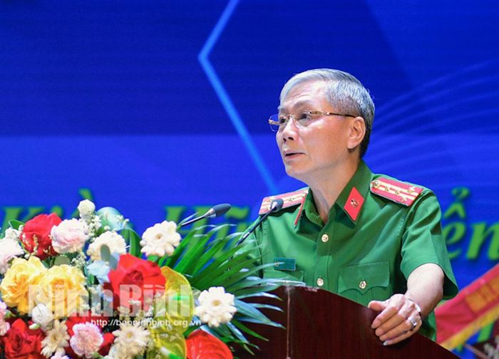 Lãnh đạo Công an tỉnh báo cáo Chương trình phối hợp "Tiếp nhận, giúp đỡ người chấp hành xong án phạt tù về địa phương viết tiếp ước mơ, kiến tạo cuộc sống".