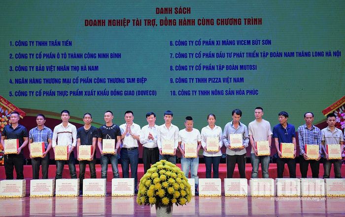 Đại diện các nhà tài trợ tặng quà cho người chấp hành xong án phạt tù.