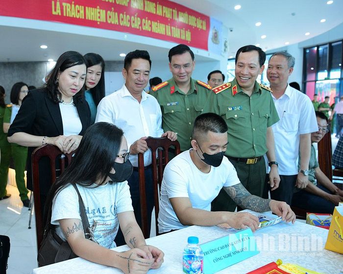 Các đại biểu tham quan phiên tư vấn, giới thiệu việc làm.