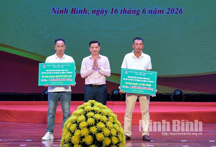 Lãnh đạo Ngân hàng Chính sách Xã hội trao hợp đồng cho vay tín dụng cho các doanh nghiệp và người chấp hành xong án phạt tù.