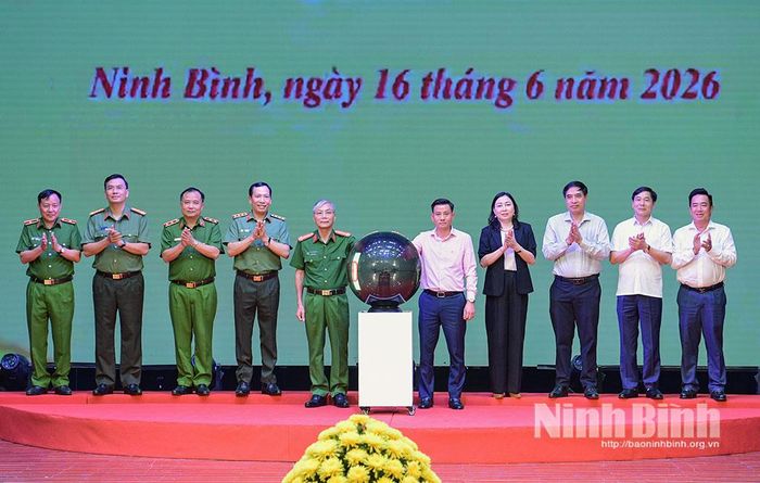 Các đại biểu chứng kiến Lễ ký kết Quy chế phối hợp giữa các đơn vị.