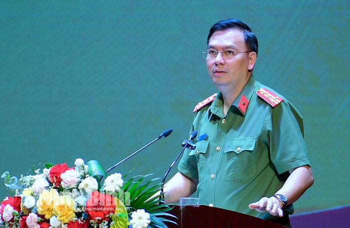 Đồng chí Đại tá Cù Quốc Thắng, Ủy viên Ban Thường vụ Tỉnh ủy, Giám đốc Công an tỉnh phát biểu tại hội nghị.