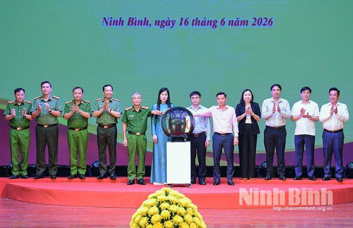 Các đại biểu chứng kiến Lễ ký kết chương trình phối hợp giữa các đơn vị.