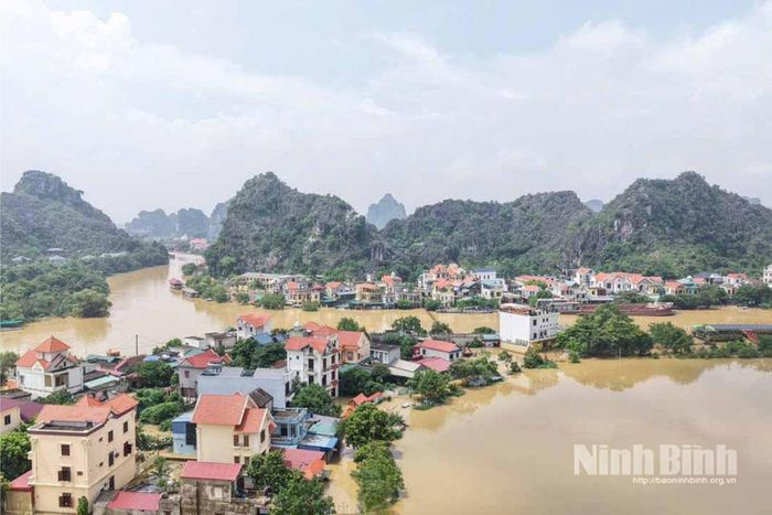 Mưa lớn gây ngập lụt trên sông Hoàng Long, đoạn qua thôn Kênh Gà, xã Gia Viễn sau cơn bão số 5 năm 2025.