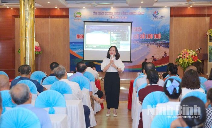 Trưởng khoa Lữ hành Du lịch Lê Thị Mai Lan truyền đạt các nội dung.