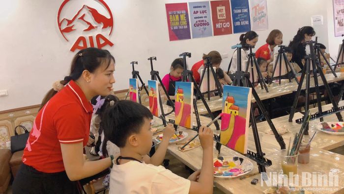 Lớp học vẽ tại Trung tâm Giáo dục kỹ năng sống An Hưng Phát (phường Duy Tiên) thu hút đông học sinh tham gia.
