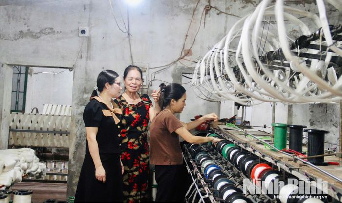 Cán bộ Phụ nữ xã Ninh Giang động viên hội viên tích cực tham gia lao động, gìn giữ làng nghề.