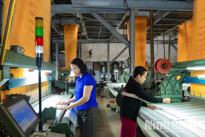 Ứng dụng máy móc hiện đại nâng cao chất lượng sản phẩm lụa Nha Xá, phường Duy Tân.