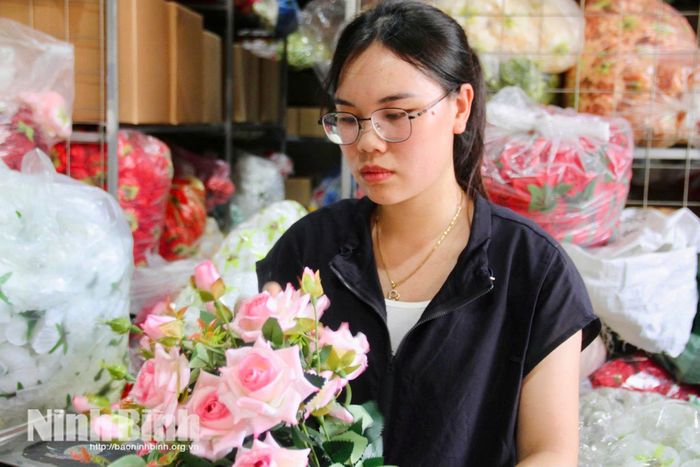 Chị Nguyễn Thị Mai Hương, Chủ cơ sở hoa lụa Duy Hương tích cực gìn giữ nghề ông cha.