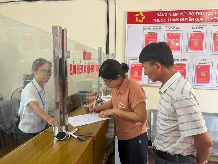 Người dân giải quyết TTHC lĩnh vực BHXH, BHYT tại Trung tâm Phục vụ hành chính công xã Nam Trực.