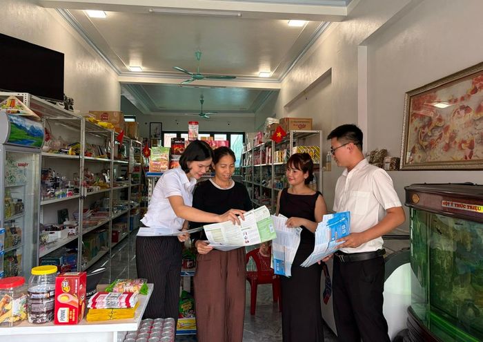Cán bộ BHXH cơ sở Nam Trực tuyên truyền chính sách BHXH, BHYT tại hộ gia đình.
