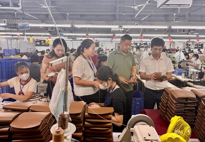 Cán bộ BHXH cơ sở Nam Trực tuyên truyền, kiểm tra việc thực hiện chính sách BHXH, BHYT tại Công ty TNHH RongChen (CCN Cổ Lễ, xã Cổ Lễ).