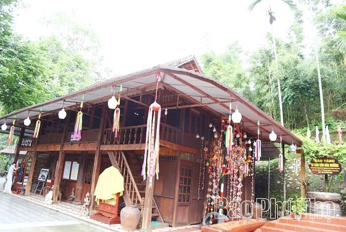 Ngôi nhà sàn lưu giữ những hiện vật văn hóa Mường đặc sắc tại Bảo tàng.