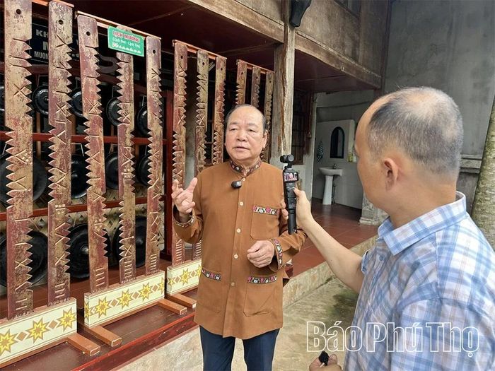 Nghệ nhân Ưu tú Bùi Thanh Bình - Giám đốc Bảo tàng Di sản văn hóa Mường giới thiệu về các hiện vật.