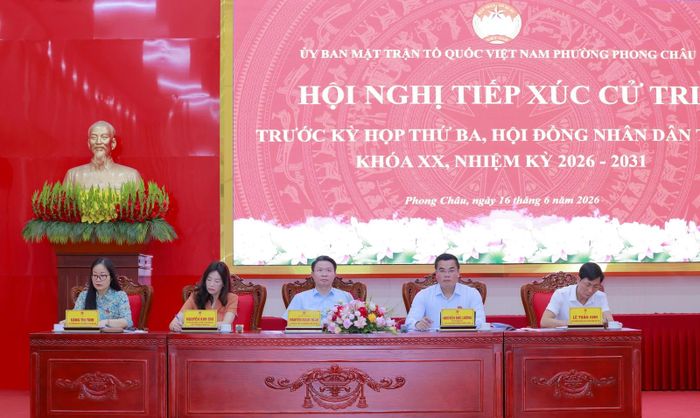 Đồng chí Thiếu tướng Nguyễn Minh Tuấn - Ủy viên Ban Thường vụ Tỉnh ủy, Giám đốc Công an tỉnh cùng các ông, bà thuộc Tổ đại biểu số 3, HĐND tỉnh khóa XX, nhiệm kỳ 2026 – 2031 tiếp xúc cử tri.