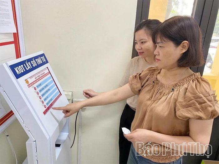 Công chức Trung tâm Phục vụ hành chính công xã Hội Thịnh hướng dẫn người dân sử dụng phần mềm dịch vụ công.