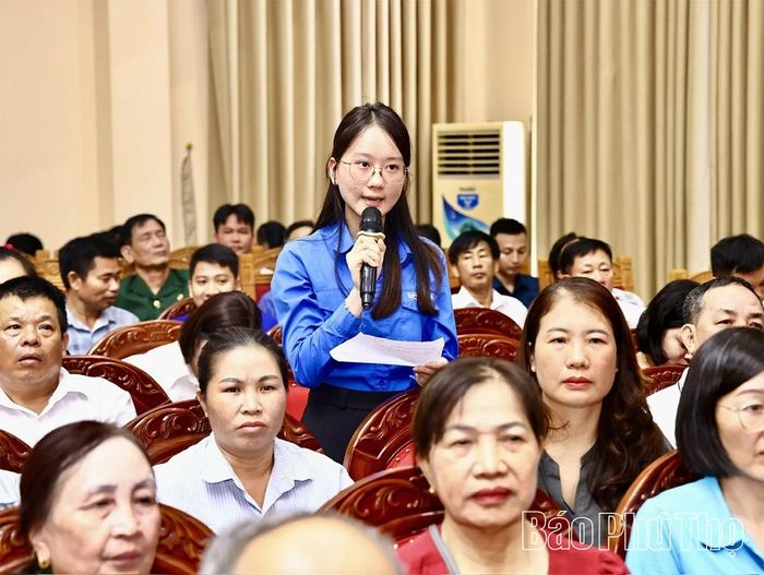 Cử tri đại diện cho đoàn viên thanh niên phường Vĩnh Yên phát biểu ý kiến tại diễn đàn.