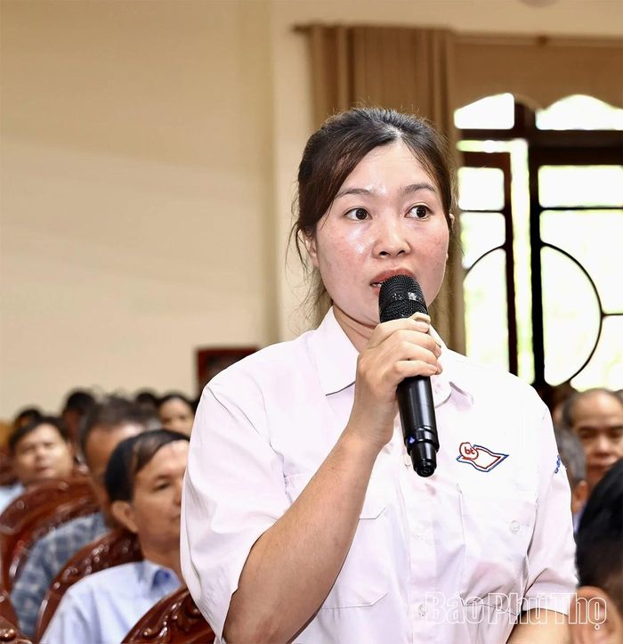 Cử tri đại diện cho người lao động trong các khu công nghiệp của tỉnh phát biểu ý kiến tại diễn đàn.