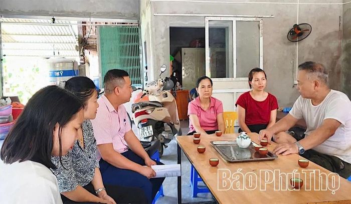 Đoàn kiểm tra, giám sát đã đến gia đình vay vốn quá hạn ở khu Sào để tuyên truyền, đôn đốc nhằm nâng cao chất lượng tín dụng trên địa bàn.