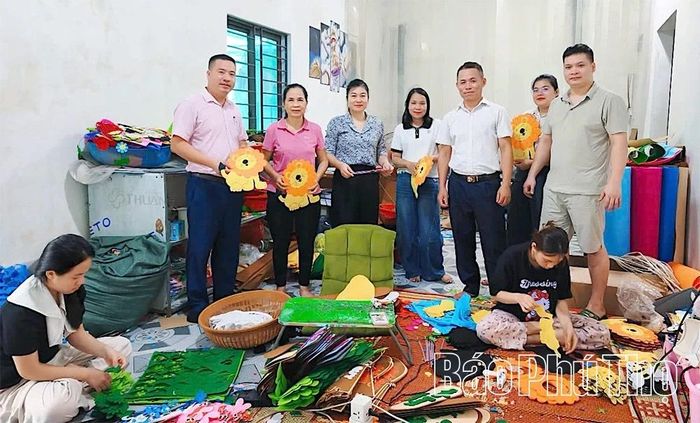 Đoàn đến kiểm tra mô hình vay vốn giải quyết việc làm của anh Bùi Tiến Trường ở khu Sào, chuyên sản xuất đồ dùng cho trường mầm non.