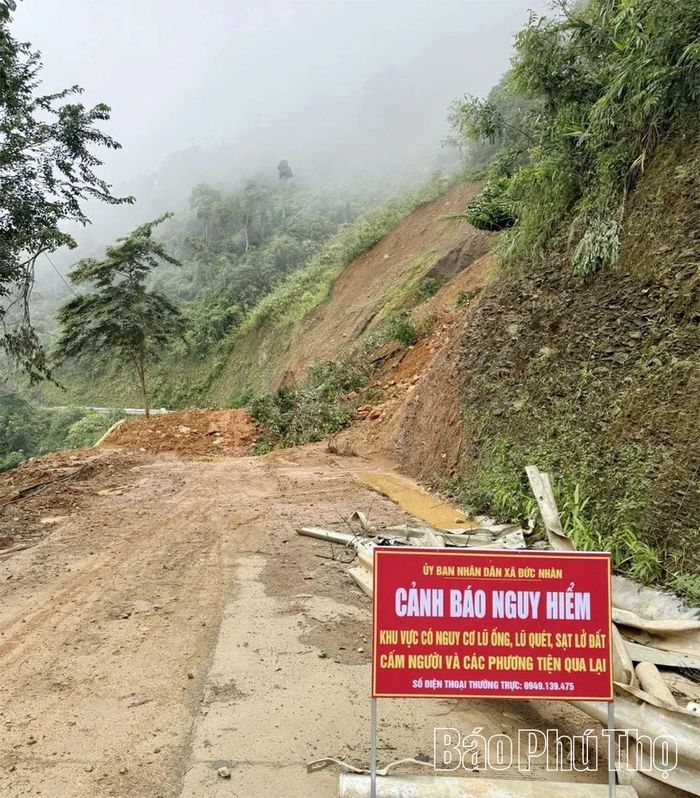 Biển cảnh báo nguy hiểm được đặt tại khu vực sạt lở trên tỉnh lộ 433, đoạn qua khu vực xã Đức Nhàn.