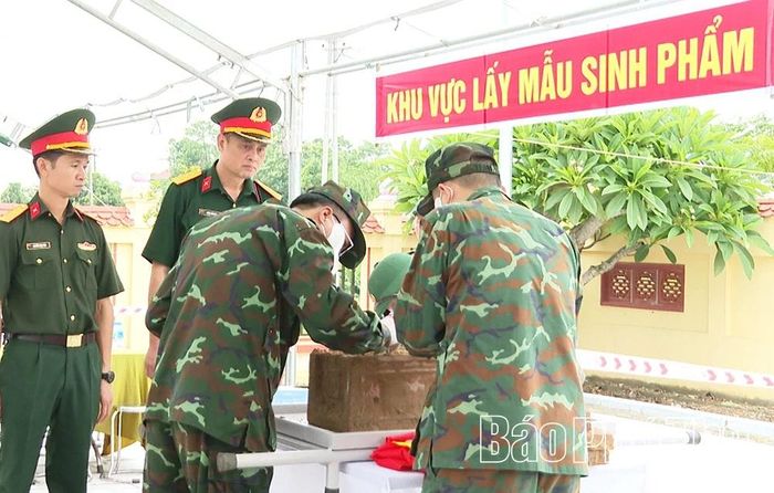 Tiến hành lấy mẫu tại Nghĩa trang liệt sĩ Chu Hóa, xã Hy Cương.
