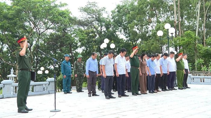 Các đại biểu dâng hương trước khi triển khai tại Nghĩa trang liệt sĩ Hy Cương.