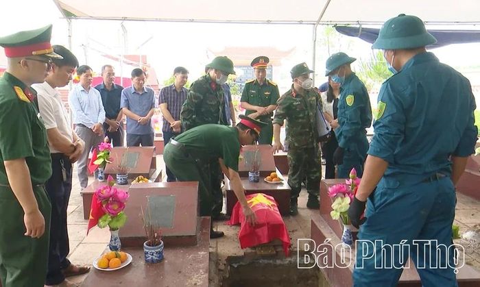 Các lực lượng tiến hành lấy mẫu tại Nghĩa trang Tiên Du, xã Bình Phú.