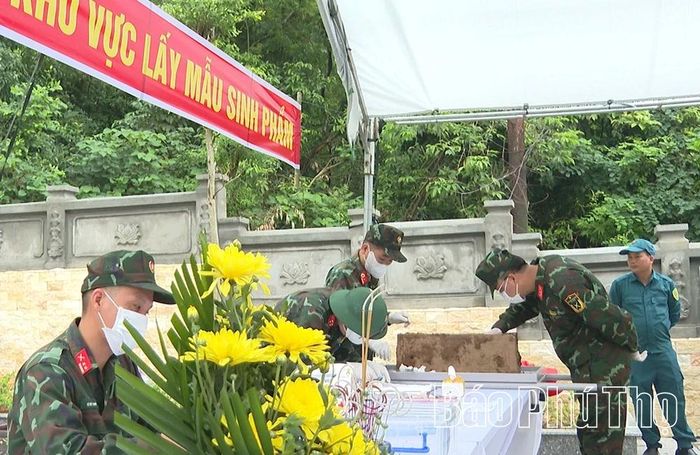 Tiến hành lấy mẫu tại Nghĩa trang liệt sĩ Hy Cương.