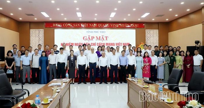 Các đồng chí lãnh đạo tỉnh và lãnh đạo, phóng viên các cơ quan báo chí dự buổi gặp mặt.