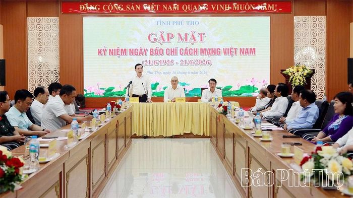 Các đồng chí lãnh đạo tỉnh trực tiếp trao đổi, giải đáp, làm rõ những vấn đề các nhà báo, phóng viên quan tâm.