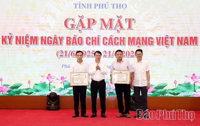 Phó Chủ tịch UBND tỉnh Nguyễn Khắc Hiếu trao tặng Bằng khen của Chủ tịch UBND tỉnh cho 2 nhóm tác giả thuộc Báo và phát thanh, truyền hình Phú Thọ đã xuất sắc đoạt giải Vàng tại Liên hoan Phát thanh toàn quốc lần thứ XVII năm 2026.