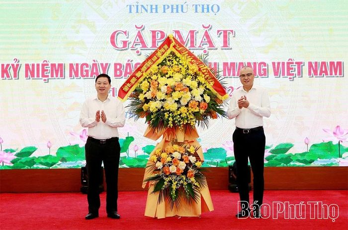 Đồng chí Bí thư Tỉnh ủy Phạm Đại Dương gửi lời chúc mừng tốt đẹp và tặng lẵng hoa tươi thắm đến đội ngũ những người làm báo.