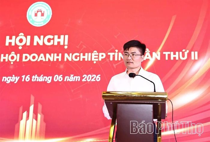 Đồng chí Nguyễn Văn Hùng - Chủ tịch Hiệp hội Doanh nghiệp tỉnh Phú Thọ phát biểu tại hội nghị.