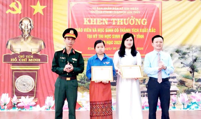 UBND xã Kim Ngân biểu dương, khen thưởng những học sinh trên địa bàn đạt giải học sinh giỏi cấp tỉnh năm học 2025-2026 - Ảnh: V.M