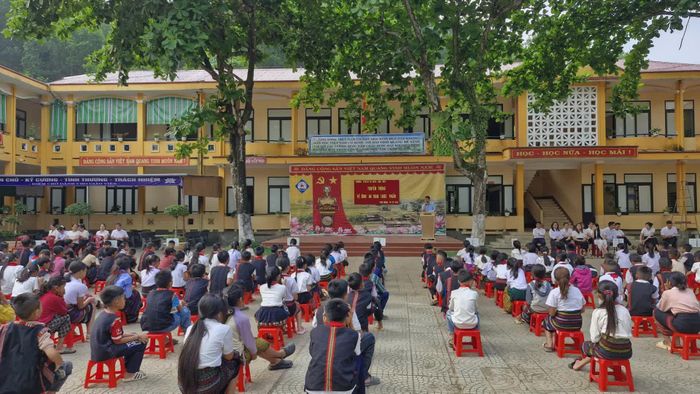Một buổi sinh hoạt của học sinh Trường Phổ thông dân tộc bán trú tiểu học và THCS Lâm Thủy - Ảnh: V.M