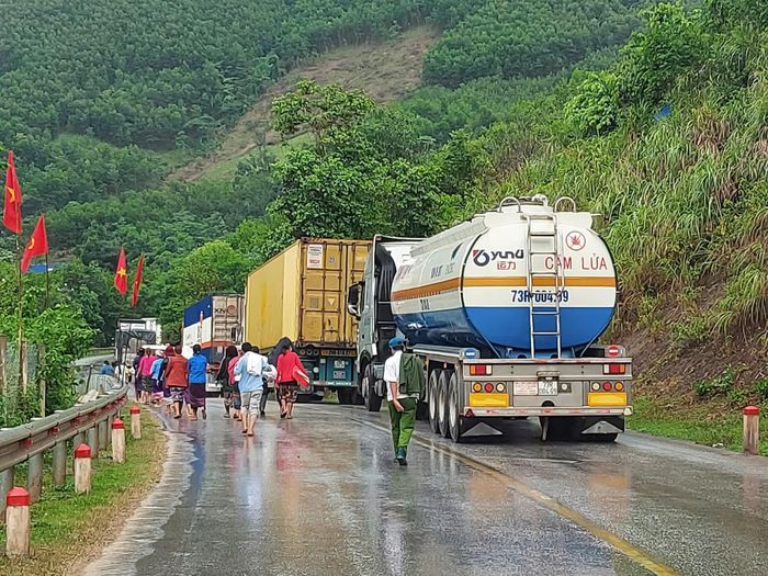 Quốc lộ 12A có nhiều đoạn hẹp, quanh co, đèo dốc kéo dài, tiềm ẩn nguy cơ xảy ra tai nạn giao thông và ùn tắc cục bộ - Ảnh: P.P