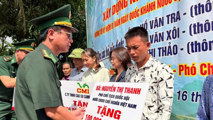 Đại diện lãnh đạo Ban Chỉ huy Bộ đội Biên phòng tỉnh trao biển tượng trưng cho gia đình anh Hồ Văn Tra, ở thôn Xi Núc xã Lao Bảo - Ảnh: Hoàng Hùng