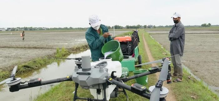 Hội Nông dân xã Diên Sanh hỗ trợ người dân đầu tư thiết bị Drone phục vụ sản xuất nông nghiệp - Ảnh: Đ.V