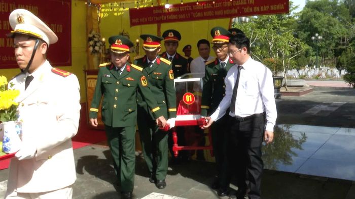 Các đại biểu đưa hài cốt liệt sĩ đến nơi an táng - Ảnh: Đ.V