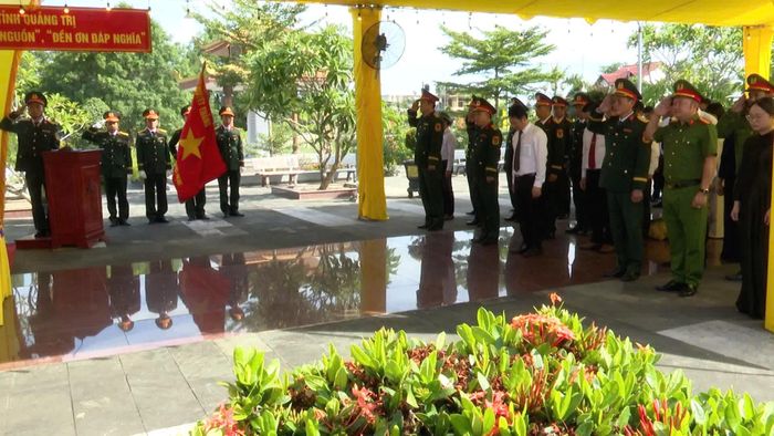 Các đại biểu kính cẩn nghiêng mình tưởng nhớ, tri ân liệt sĩ - Ảnh: Đ.V
