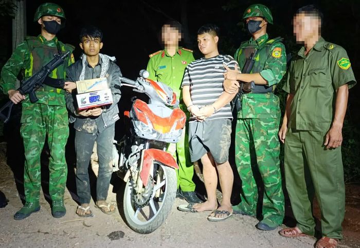 Hai đối tượng cùng với tang vật tại hiện trường - Ảnh: H.N