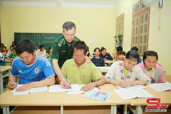 Cán bộ Đồn Biên phòng Nậm Lạnh tổ chức lớp xóa mù chữ cho nhân dân.
