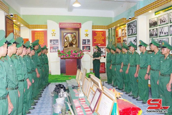 Giáo dục truyền thống cho chiến sĩ tại phòng truyền thống của Ban Chỉ huy BĐBP tỉnh.